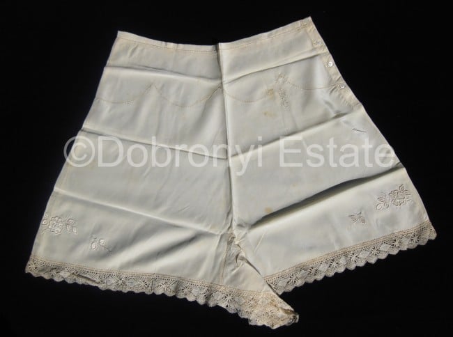 Ever wanted to know what Queen Elizabeth's undergarments look like