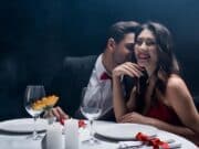 women using using dating apps for dinners