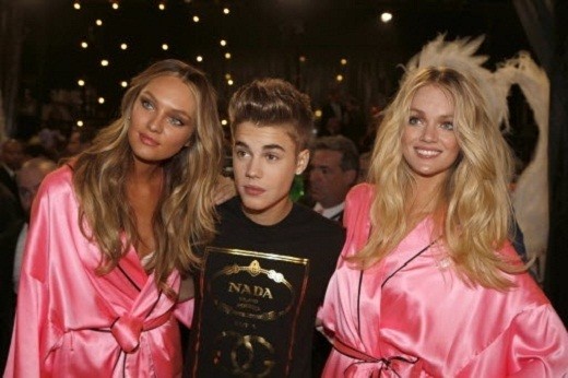 Justin Bieber with Victoria's Secret models.