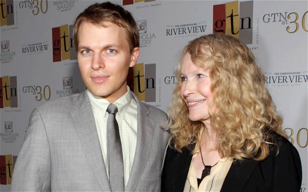  Ronan Farrow twitter