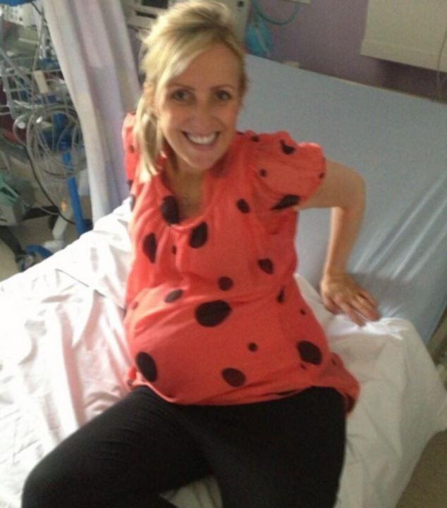 Lyndsey Thomas post live updates on twitter whilst giving birth