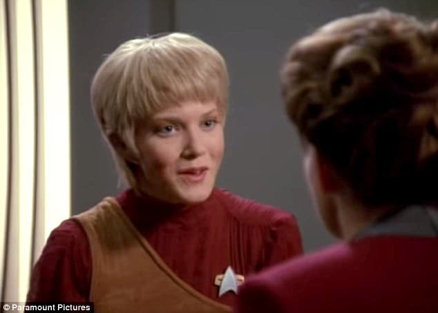 Jennifer Lien, Star Trek actress exposes herself naked 