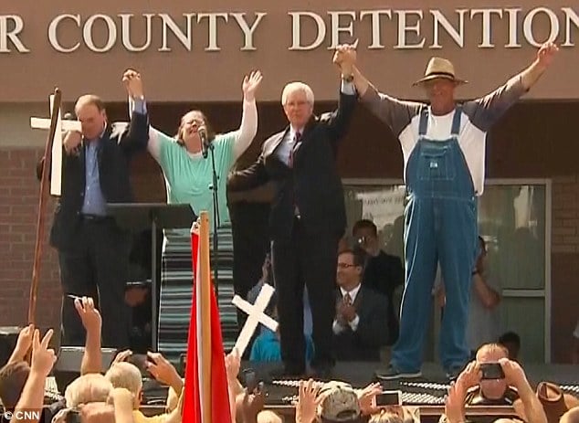 Kentucky gay marriage clerk Kim Davis freed