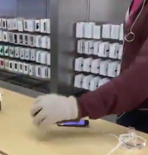 Man walks into French Apple store smashes iPhones