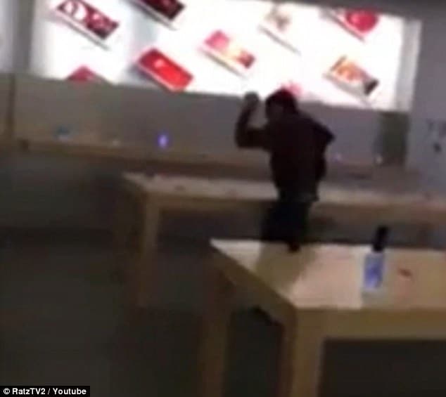 Man walks into French Apple store smashes iPhones