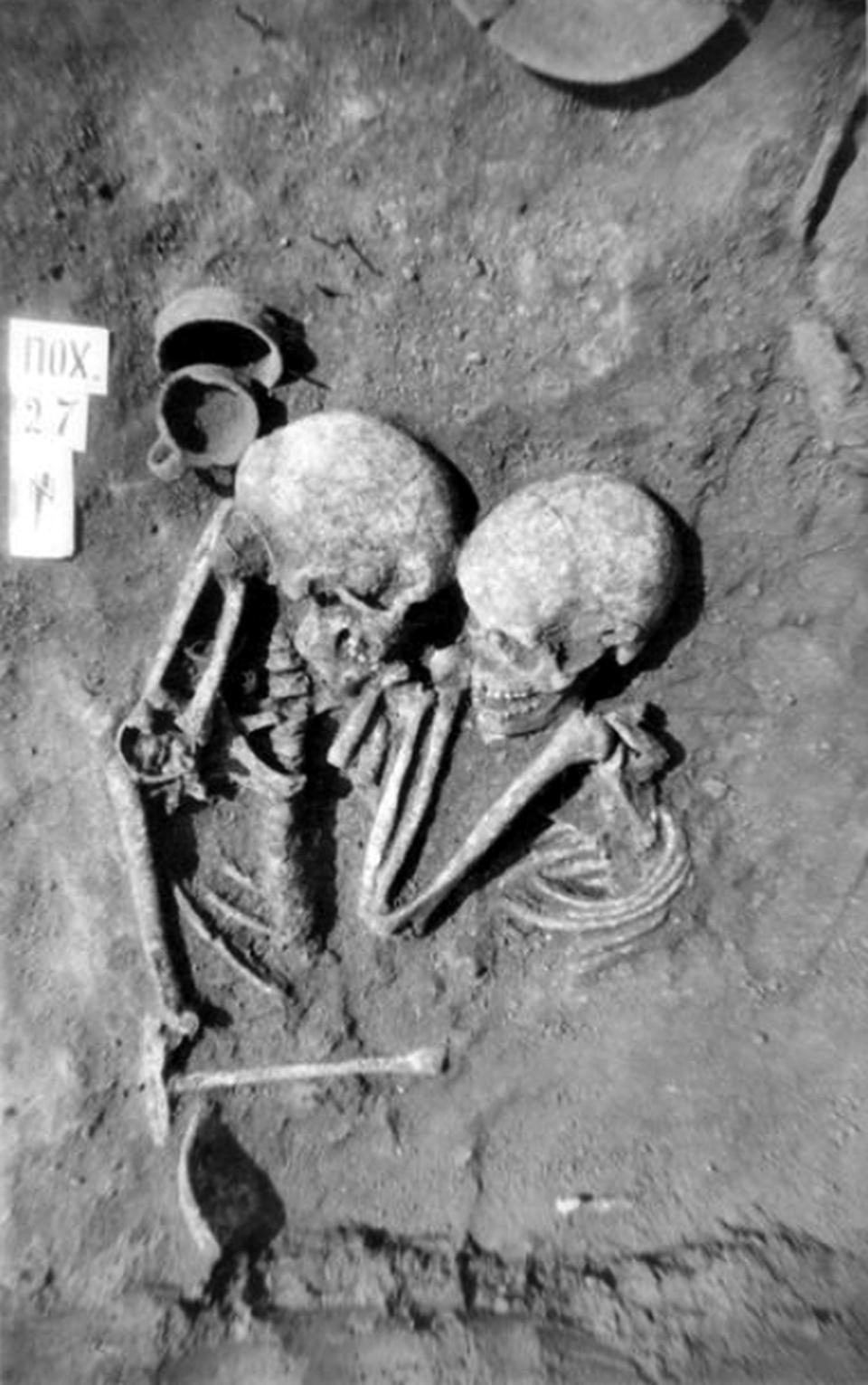 Ukraine burial couple