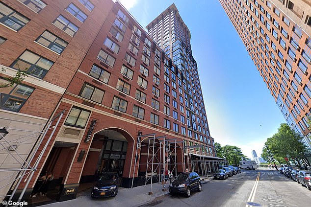 64 yr old Manhattan man leaps to his death off 16th floor Tribeca Park apartment