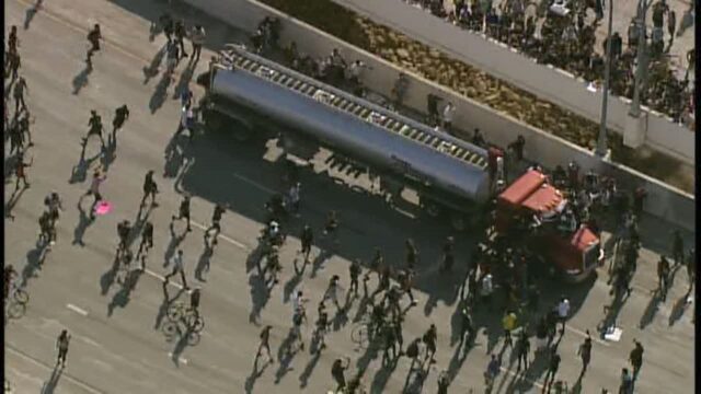Semi truck speeds into Minneapolis protesters