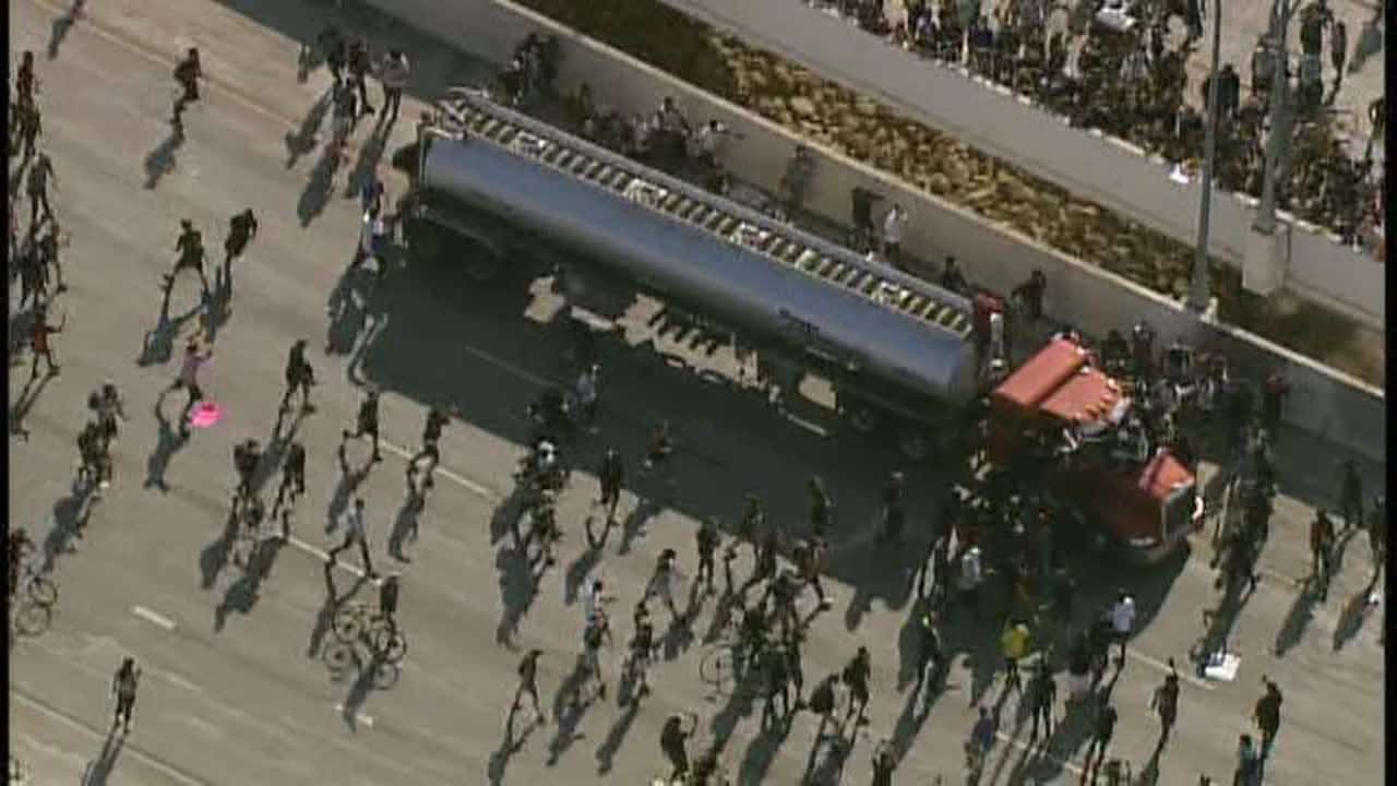 Semi truck speeds into Minneapolis protesters along I35W bridge motive