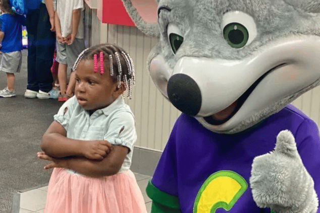 Chuck E. Cheese character ignores black girl