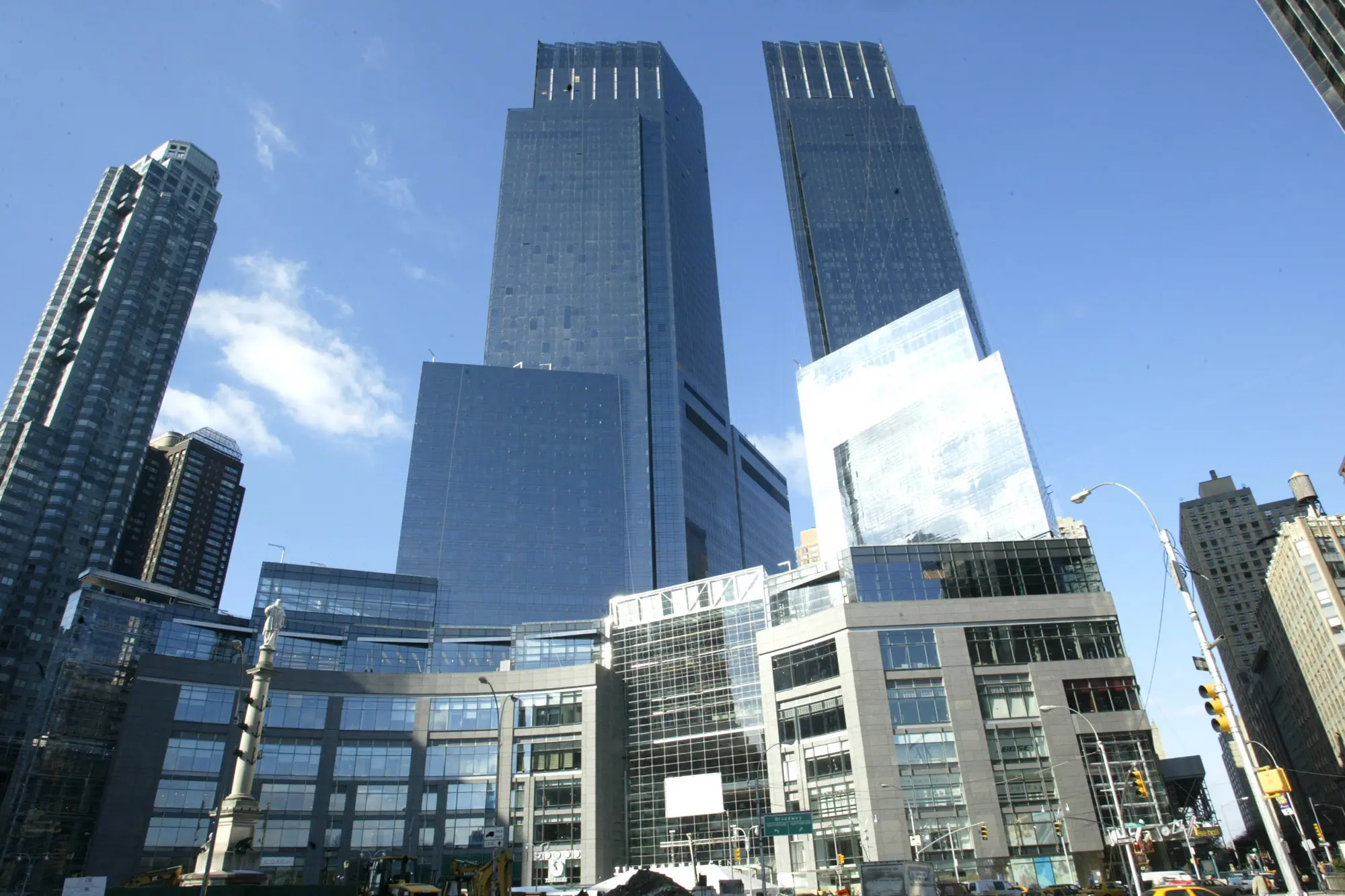 Mandarin Oriental Hotel suicide: Man in p.j's jumps to his death on top of Deutsche Bank Center tower. 