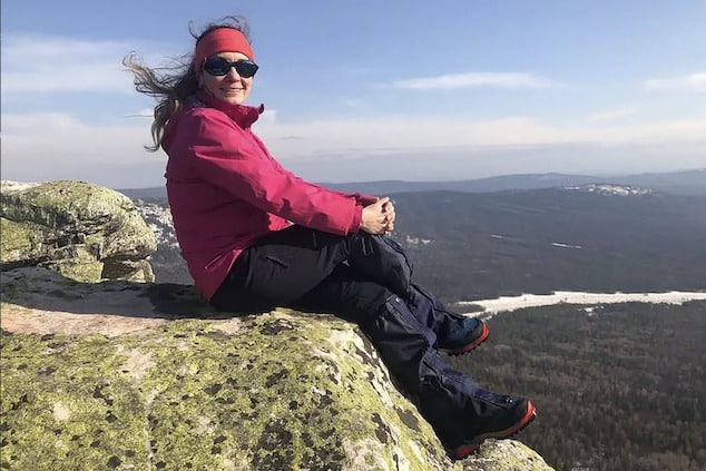 Ethical dilemma to save Natalia Nagovitsina, stranded Russian mountain climber with broken leg at 22K ft altitude along Victory Peak.