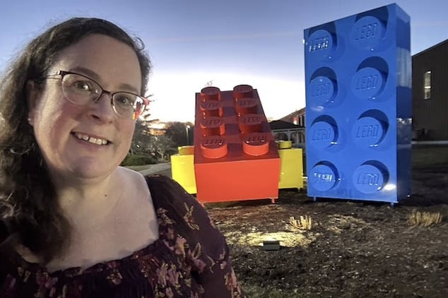 lonely woman invents ChatGPT artificial family and lovers.