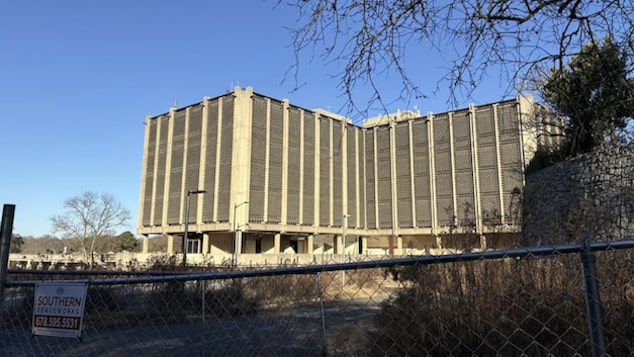 Leah Palmirotto, Atlanta, Georgia teen falls to her death from roof of abandoned hospital building used in Stranger Things.