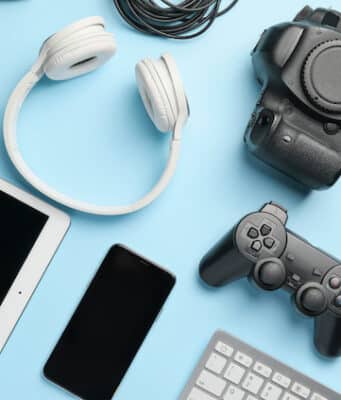Clever ways to pass travel disruptions & keep you entertained